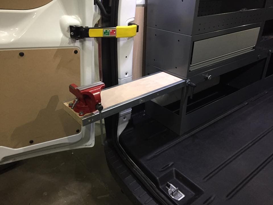 Installazione di armadi su van