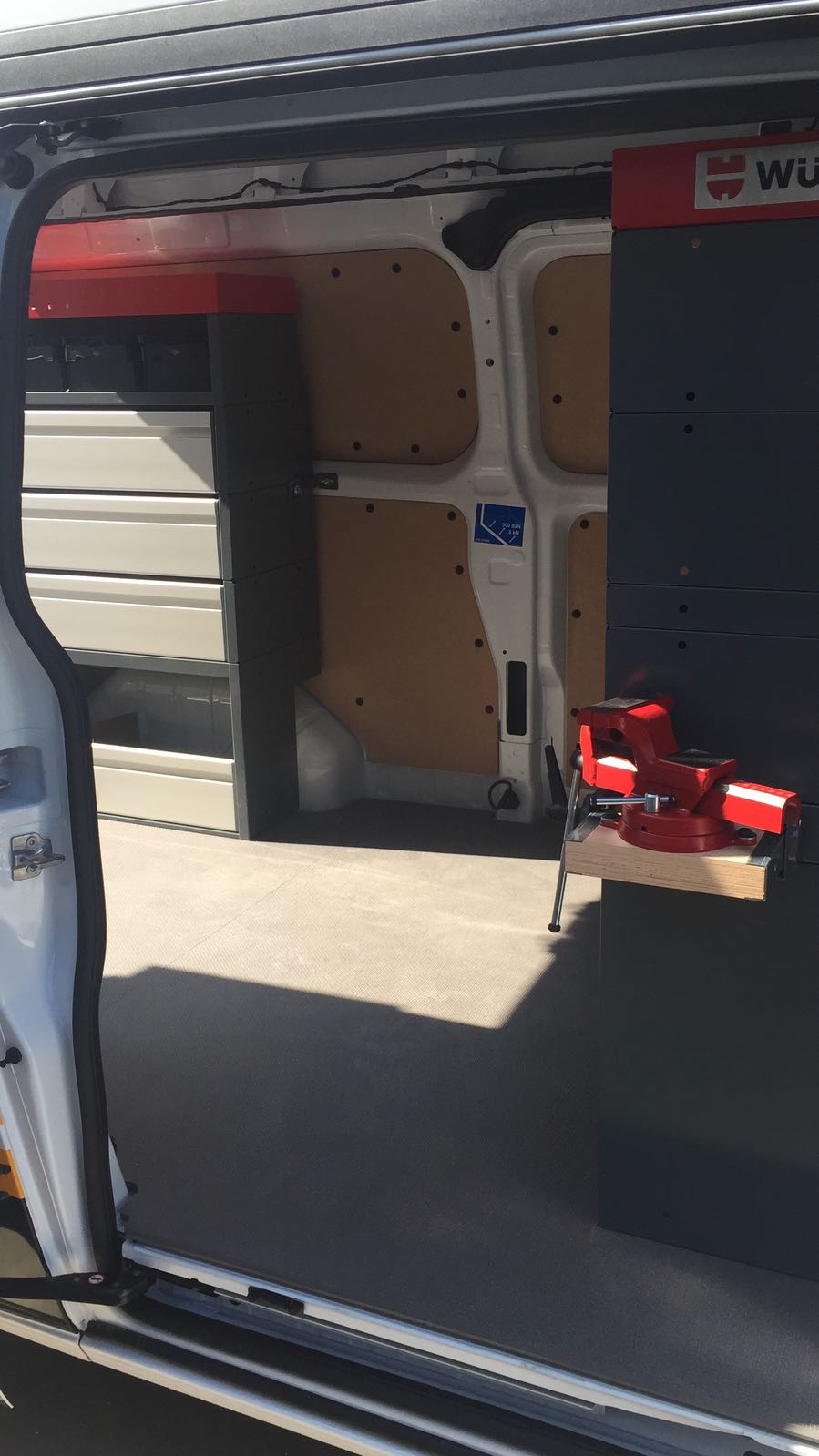 ALLESTIMENTO INTERNO AUTO CON CASSETTIERE