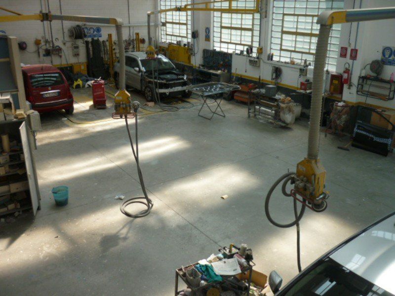 officina attrezzata con macchinari all'avanguardia