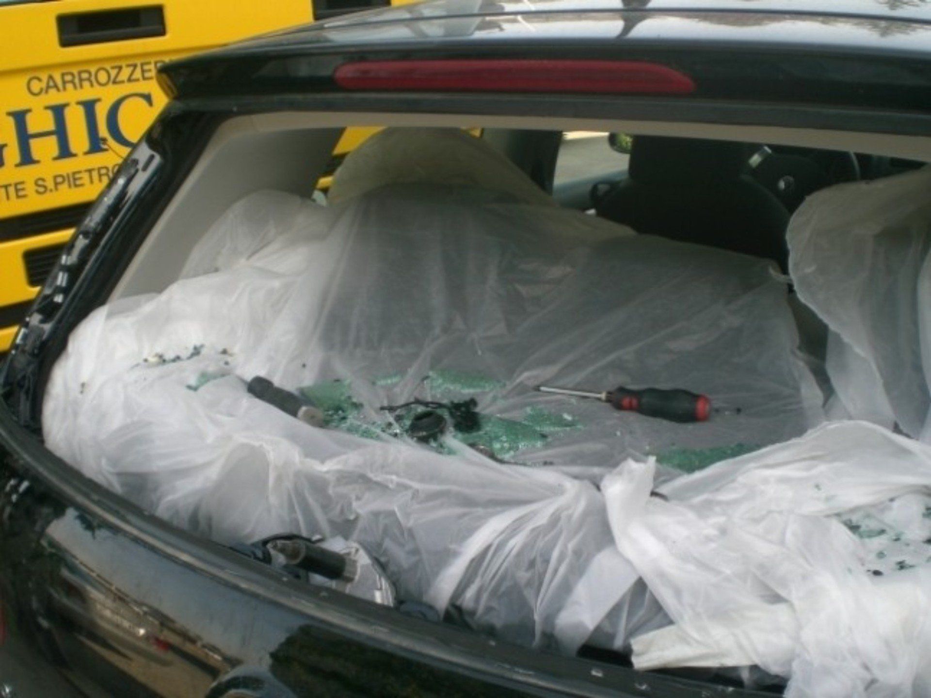 riparazione cristalli di un bagagliaio auto