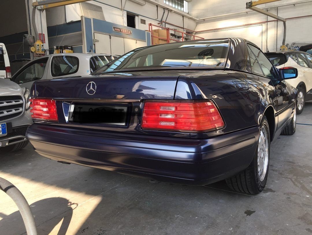 Riparazione di una vettura modello Mercedes SL