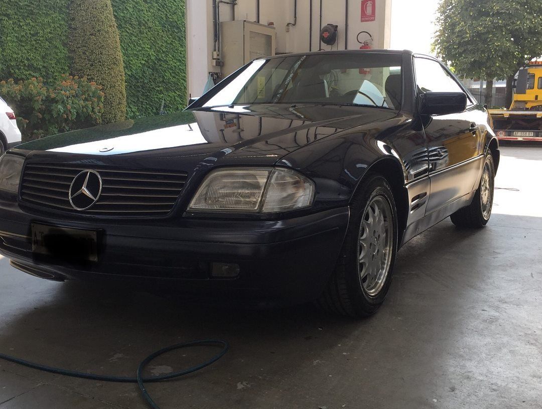 Auto d'epoca modello Mercedes SL