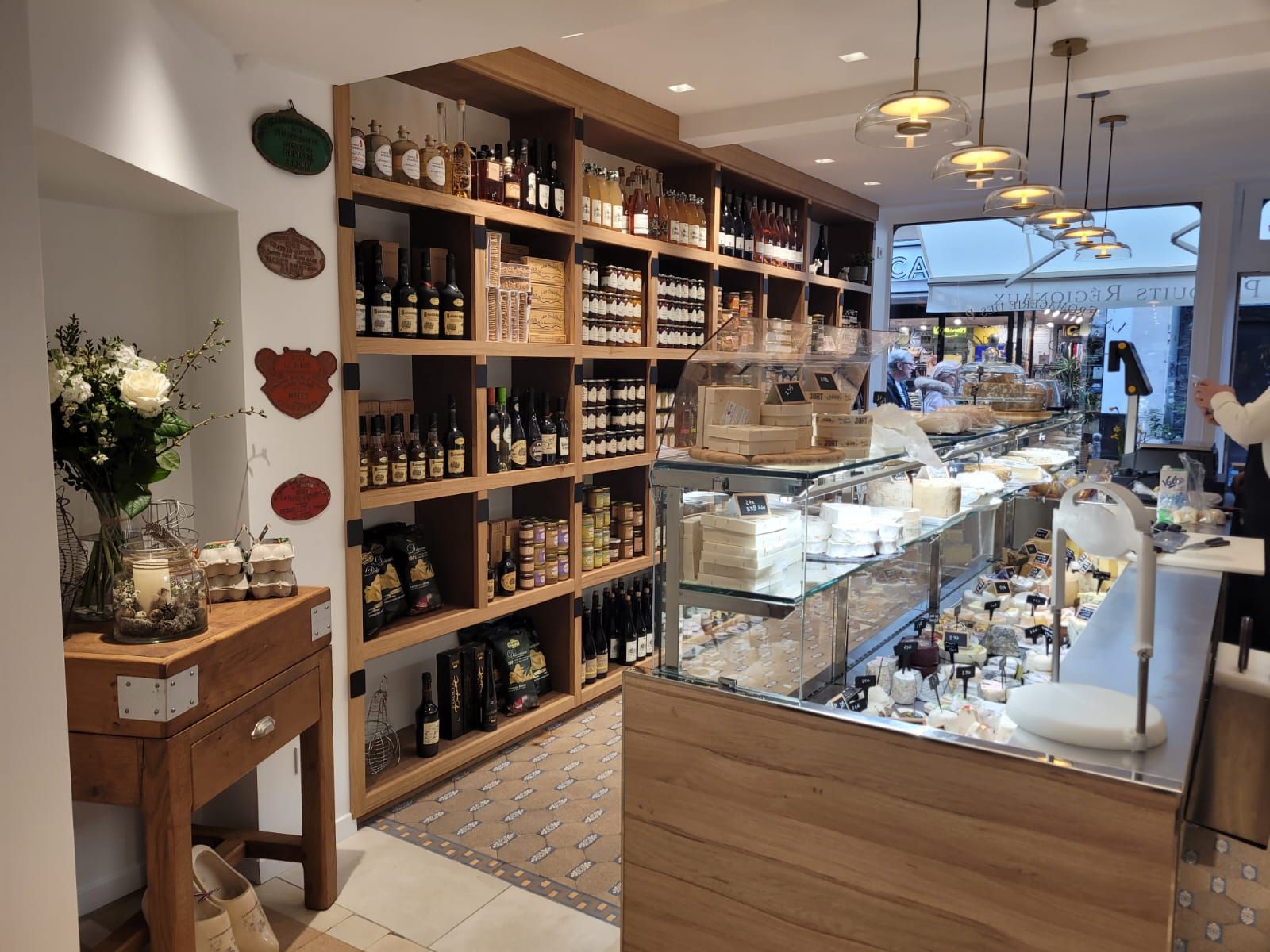 Un magasin rempli de nombreuses étagères et de bouteilles de vin réalisé par mes services d'architecte d'intérieur