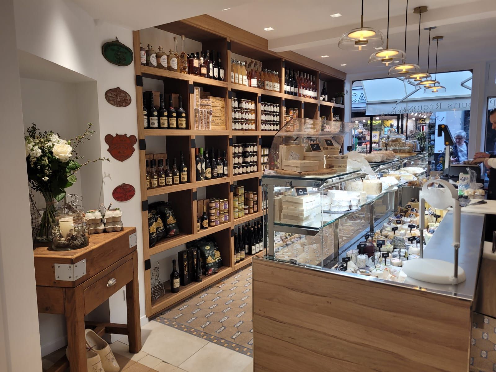 Un magasin rempli de nombreuses étagères et de bouteilles de vin  réalisé par mes services d'architecte d'intérieur 