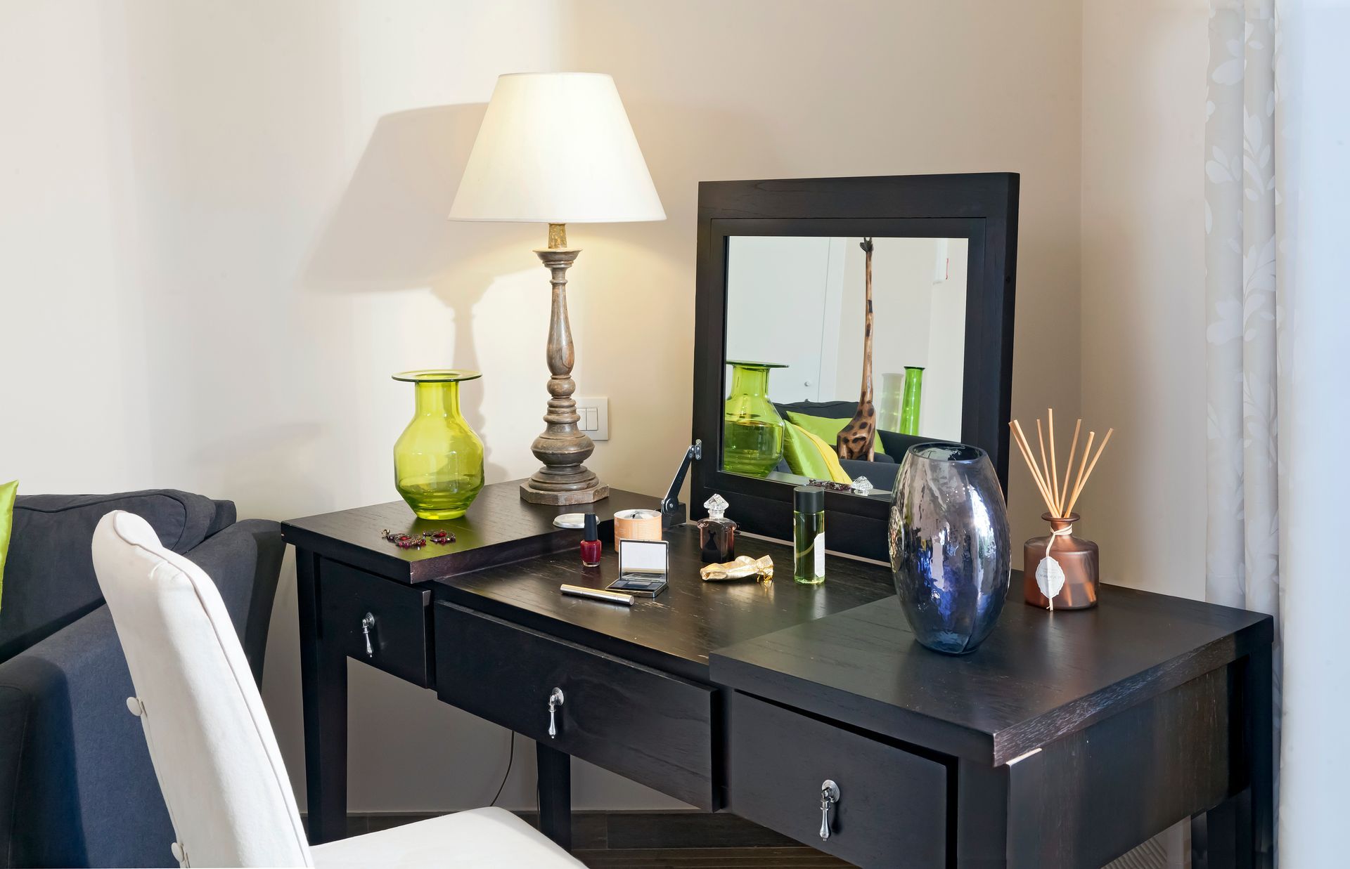Une coiffeuse avec un miroir et une lampe dessus