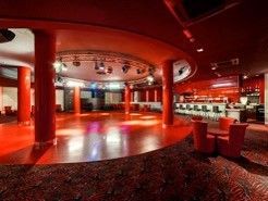 Il y a une grande piste de danse au milieu de la salle réalisé par mes services d'architecte d'intérieur à Deauville