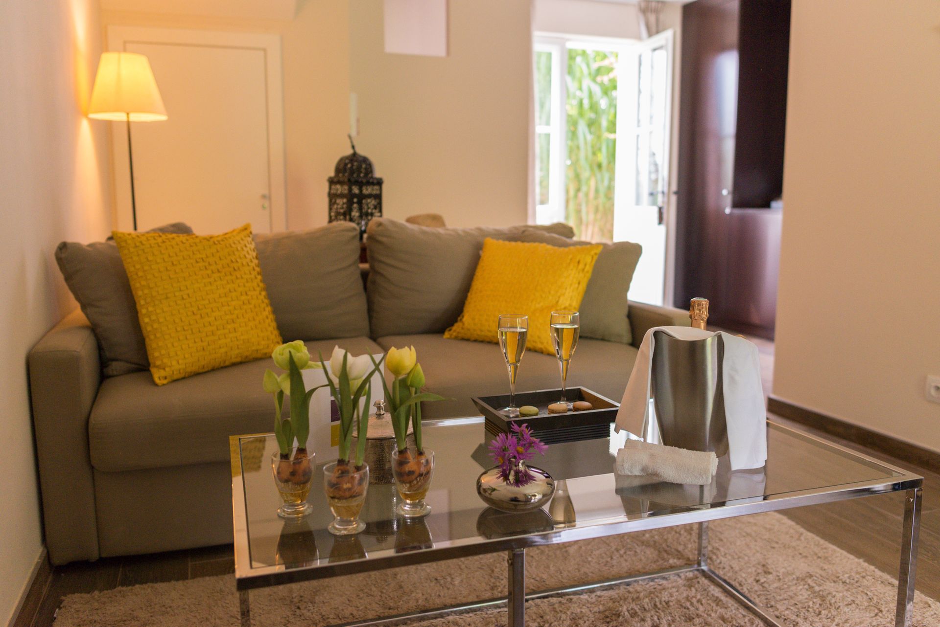 Un salon avec un canapé et une table basse  réalisé par mes services d'architecte d'intérieur