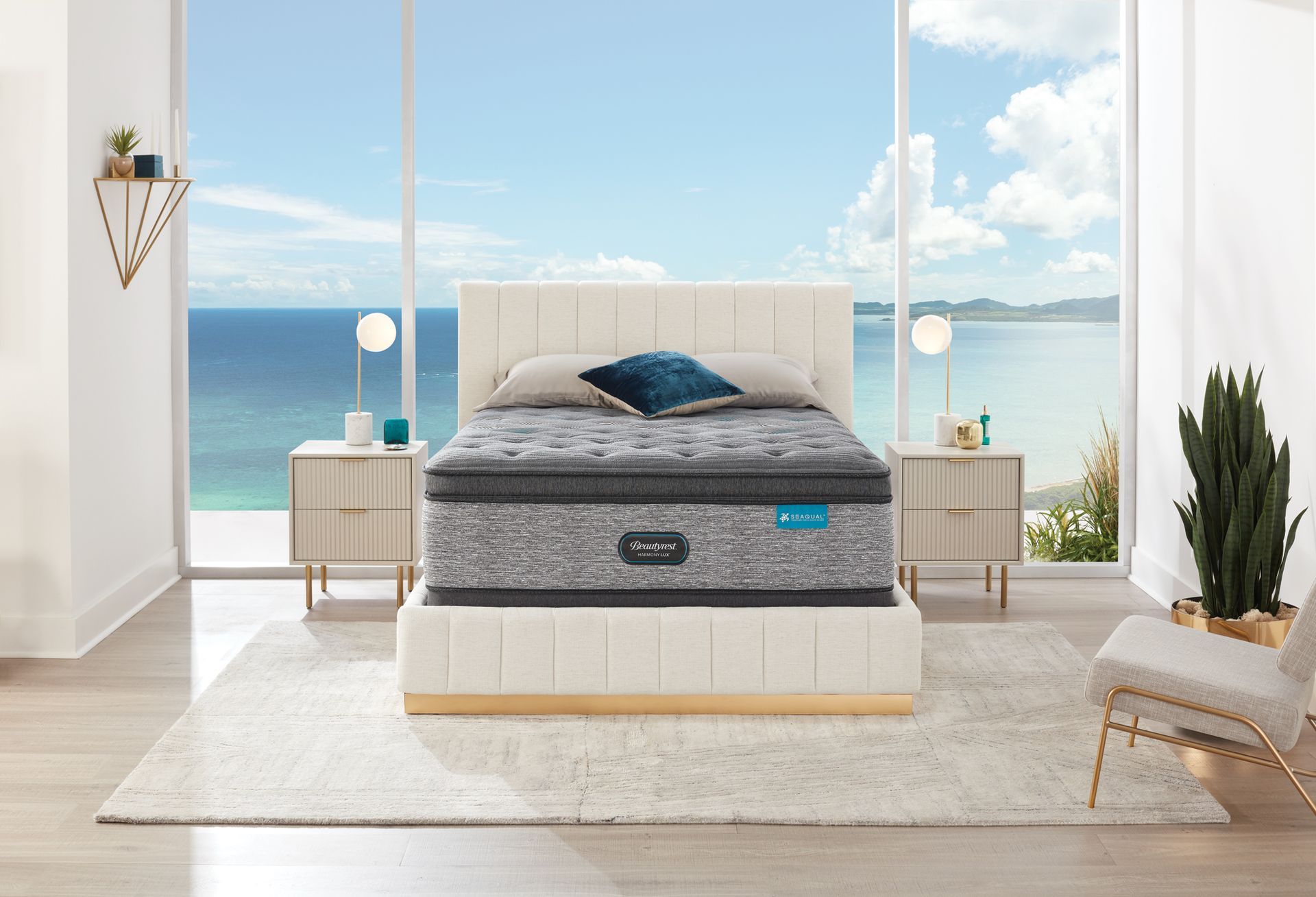 Una cama con un colchón encima en un dormitorio con vista al mar.