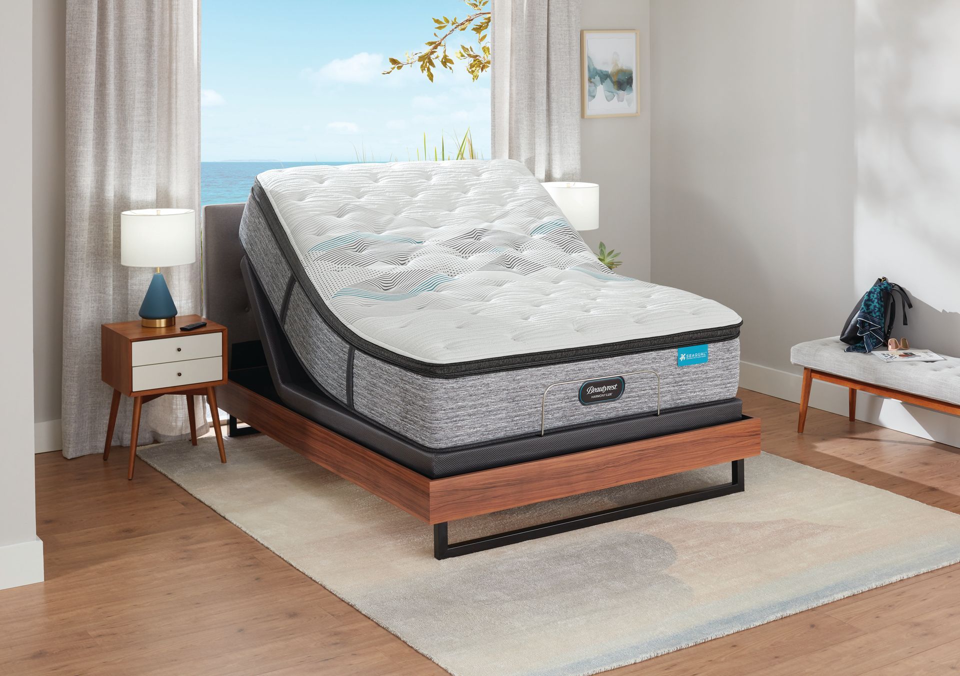 Una cama ajustable con un colchón encima en un dormitorio.