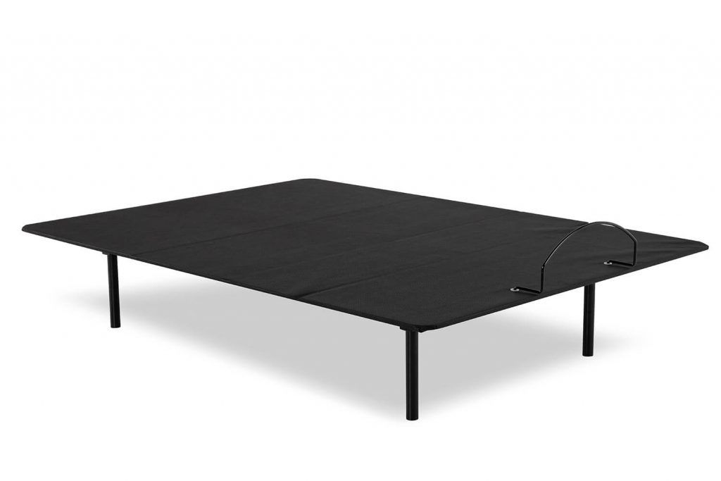 Un marco de cama ajustable negro está colocado sobre una superficie blanca.
