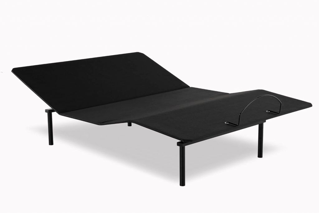 Un marco de cama ajustable negro está colocado sobre una superficie blanca.