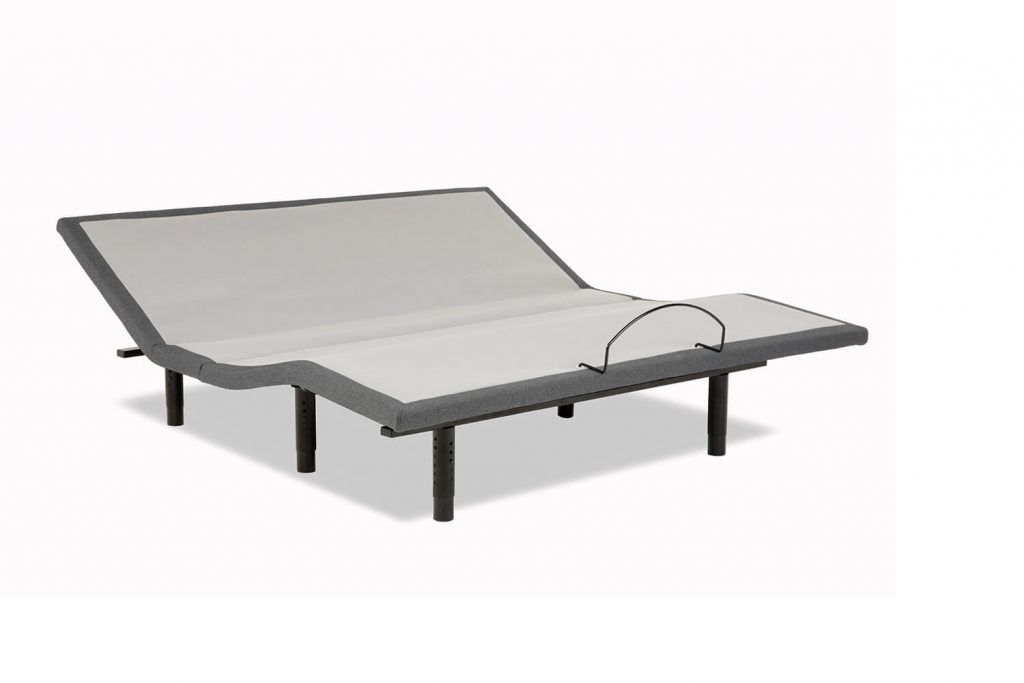 Un marco de cama ajustable con un colchón sobre un fondo blanco.