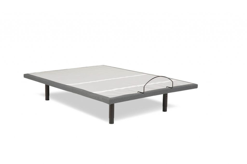 Un marco de cama ajustable gris con asa sobre un fondo blanco.