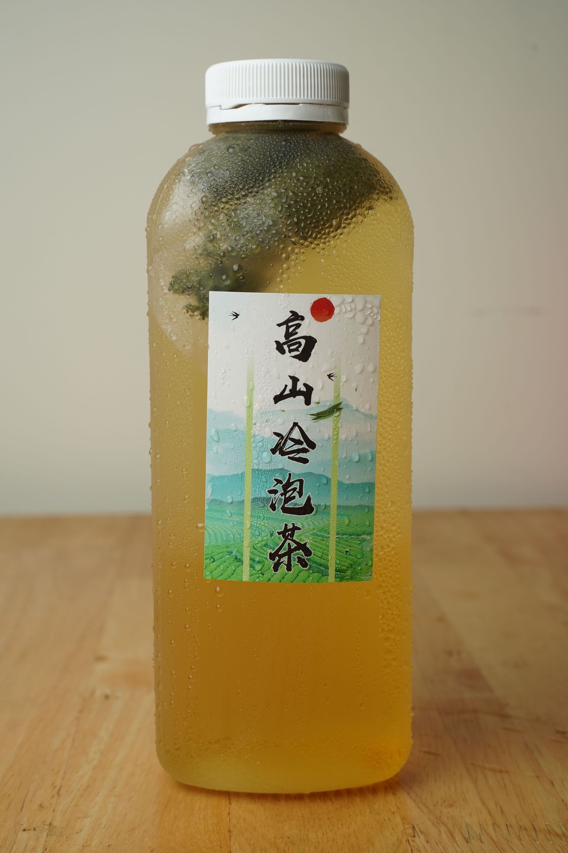 翠峰烏龍承襲青心烏龍的優雅底韻，卻以「嫩心條狀」的特殊工藝製成。茶心雖細嫩，不適合揉製成緊結茶球，茶農因而選擇保留其原生條型，使香氣與滋味展現最自然的純淨層次。發酵度達 85%，帶有接近紅茶的柔醇，但不經烘焙，保有高山清雅花香與雲霧氣息。難得的製法與產量，使翠峰烏龍成為高山茶愛好者不可錯過的珍稀逸品。