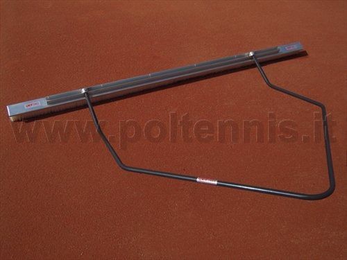 Una scopa metallica con manico nero per la manutenzione di un campo da tennis in terra battuta, visibile sullo sfondo arancione.