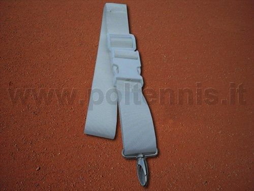 Una tracolla bianca regolabile con fibbia in plastica e chiusura in metallo, mostrata su uno sfondo color terracotta con texture.