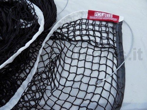 Una rete da tennis nera con bordo superiore bianco, dotata di etichetta del marchio e cavo di tensione argentato che si estende lateralmente.