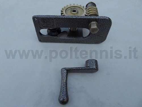 Una manovella grigia per tendere una rete da tennis, con il relativo ingranaggio a vite senza fine e la staffa di supporto, su uno sfondo grigio chiaro.