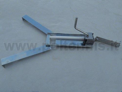 Un supporto metallico per telaini di arnia con meccanismo a manovella su sfondo grigio.