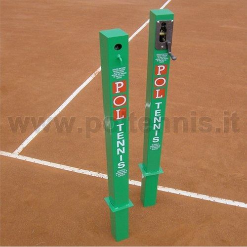 Su un campo da tennis in terra battuta si ergono due pali quadrati verdi per la rete da tennis, con la scritta bianca 