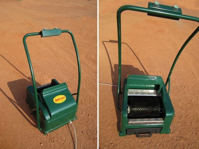 Una macchina traccialinee per campi da tennis in terra battuta, vista frontalmente e posteriormente.