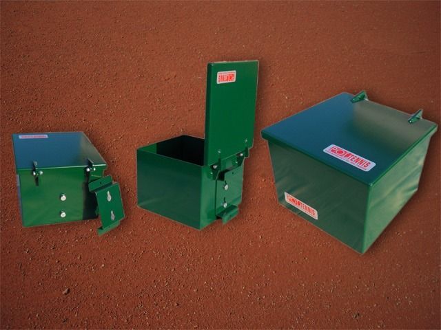 Tre contenitori metallici verdi di diverse dimensioni, posizionati su una superficie marrone ruvida.