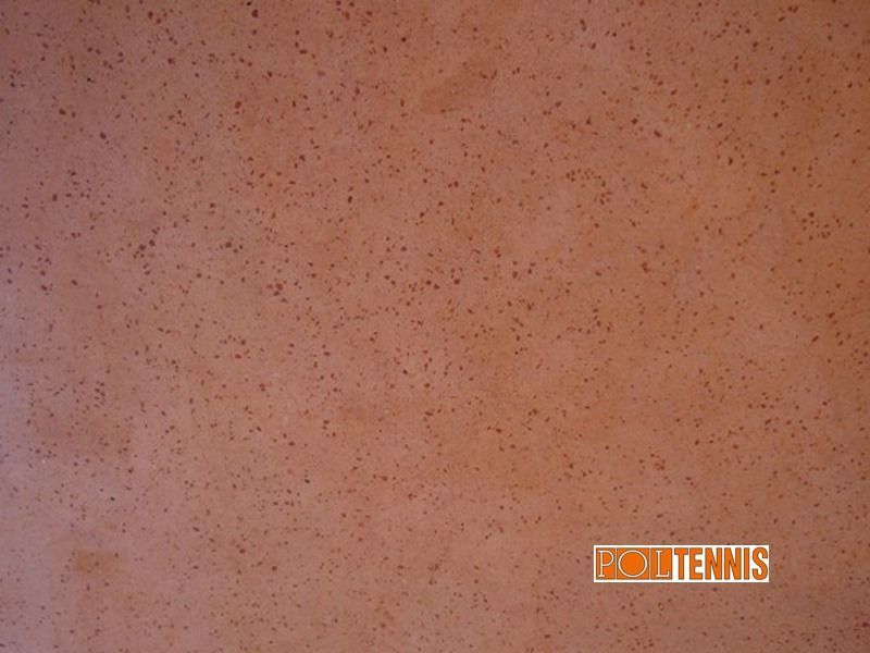 Una superficie color terracotta con una texture punteggiata e un piccolo logo 