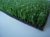 Primo piano di un campione di erba sintetica verde che mostra le fibre e il supporto nero testurizzato.