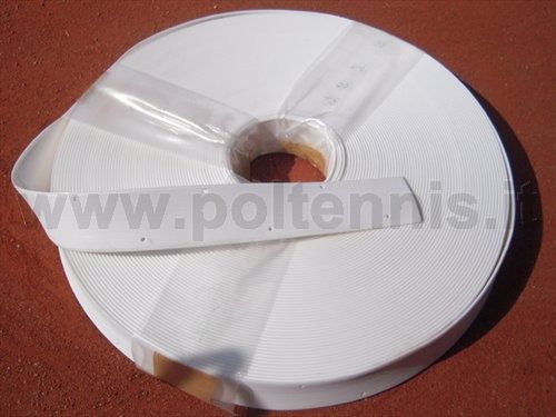 Un rotolo di nastro bianco per delimitare un campo da tennis, appoggiato su una superficie di terra battuta rossa.