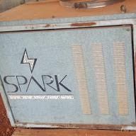 Un pannello elettrico in metallo grigio con la scritta 