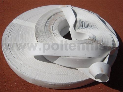 Un rotolo arrotolato di nastro bianco per la delimitazione di un campo da tennis, appoggiato sulla superficie di un campo in terra battuta.