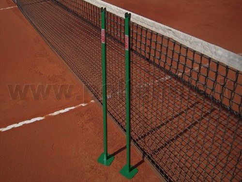 Due bastoni da tennis singoli in metallo verde, posizionati accanto a una rete da tennis nera su un campo in terra battuta.
