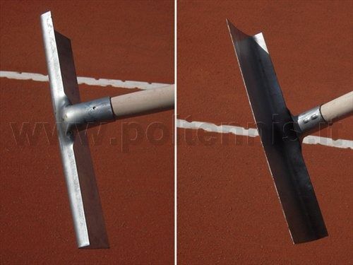 Vista a due pannelli di una spazzola metallica per la manutenzione di un campo da tennis, appoggiata su una superficie di terra battuta rossa.