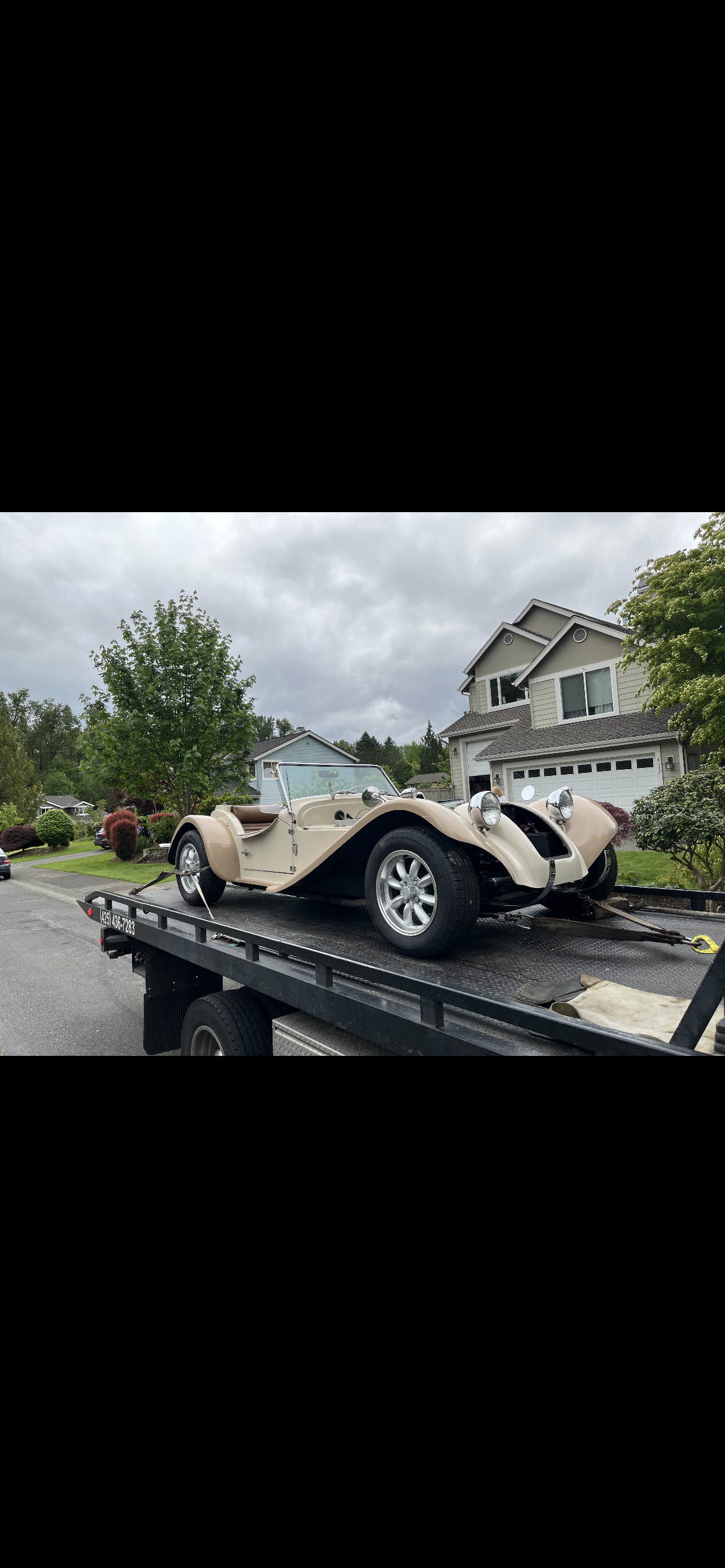 A car is sitting on top of a tow truck.