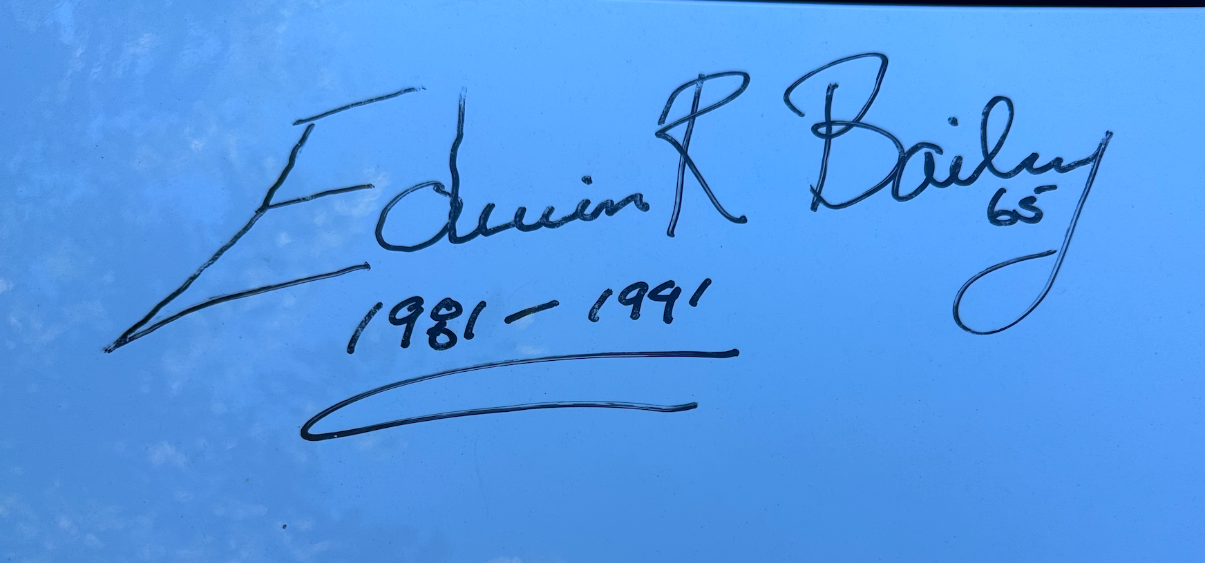 A close up of a signature of edwin r bailey