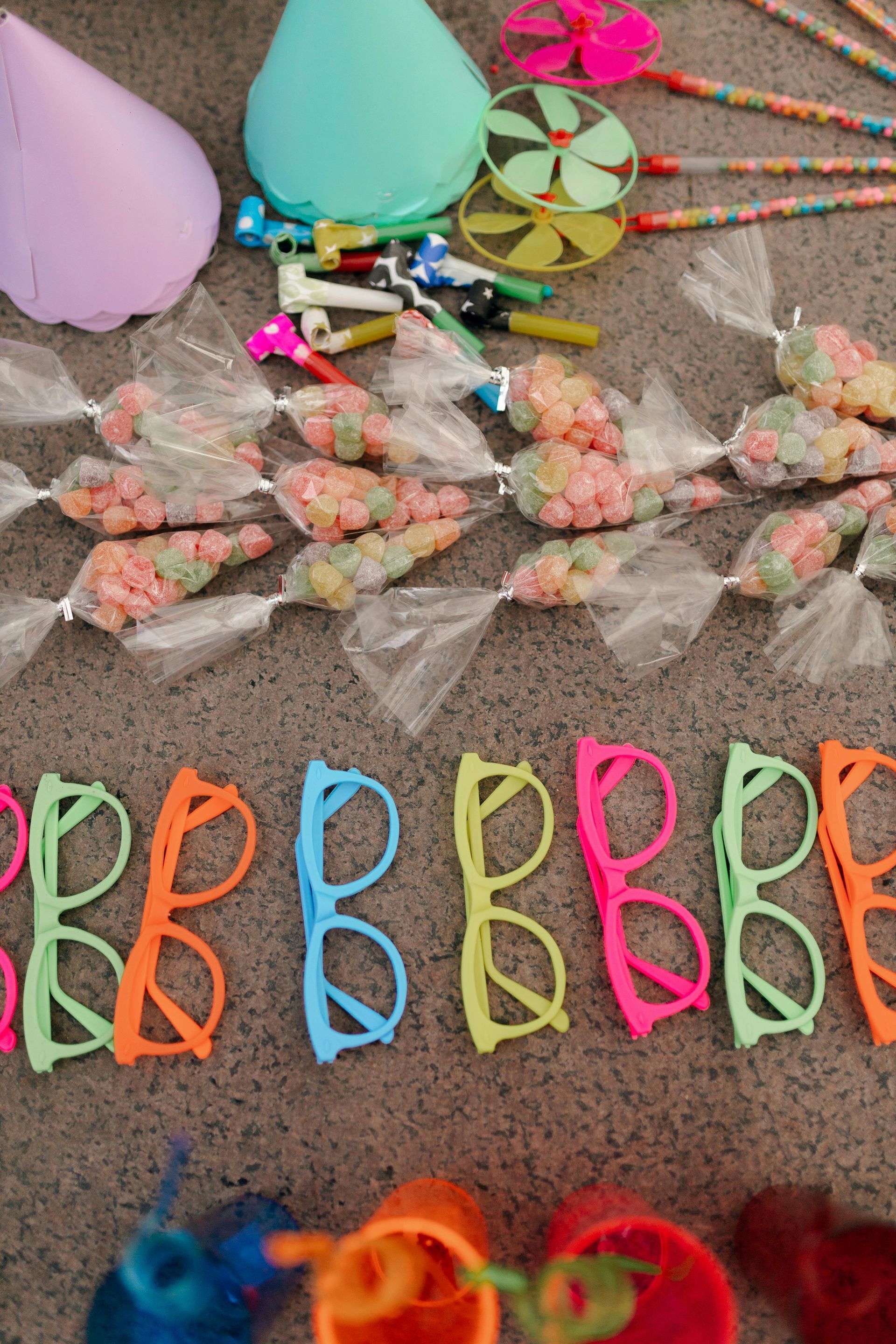 Bonetes, golosinas, y más cosas de cotillón