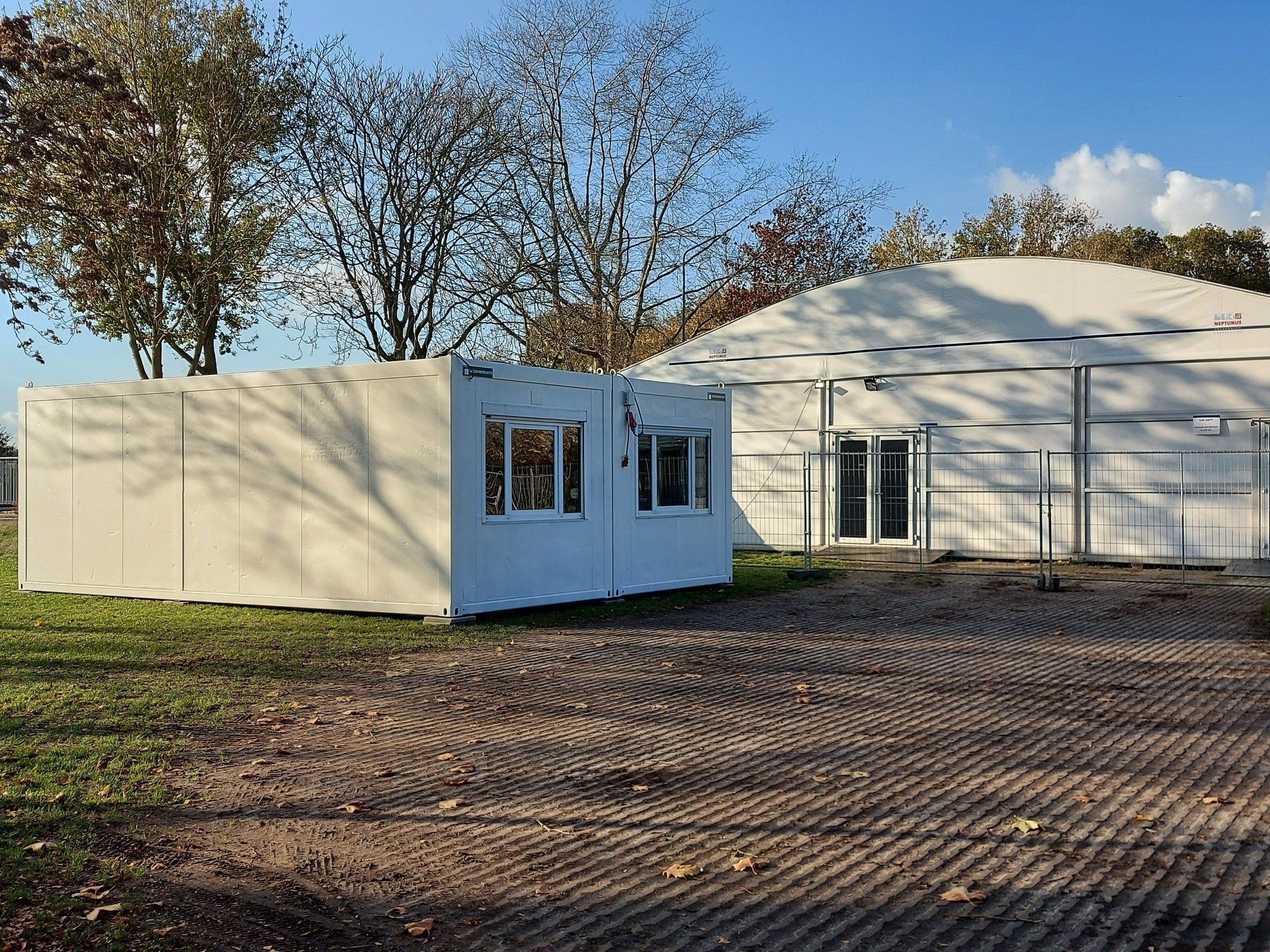 Een wit gebouw staat midden in een veld.