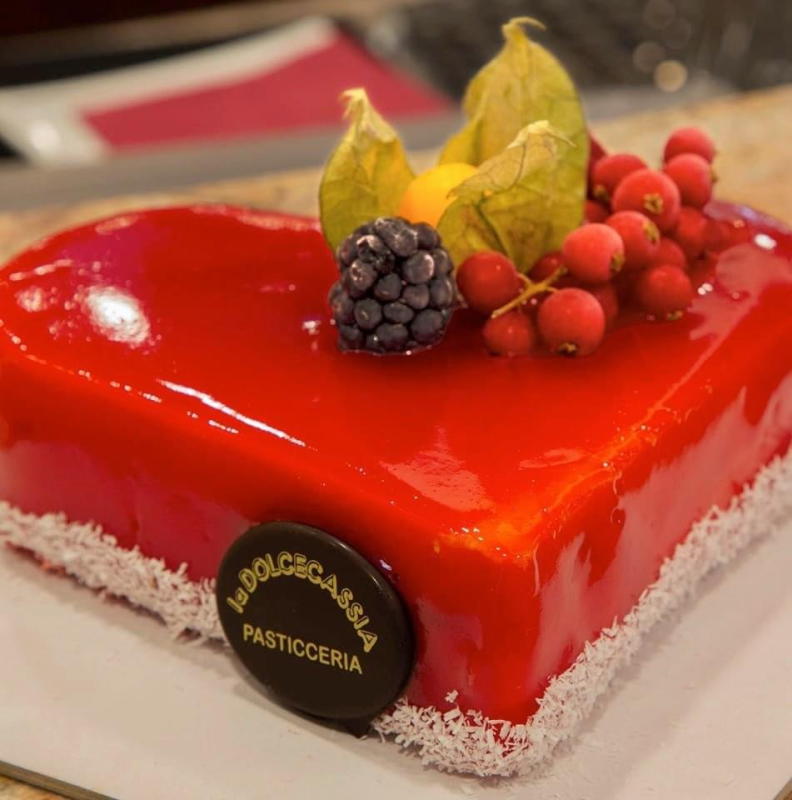 TORTA A FORMA DI CUORE CON DECORAZIONE DI FRUTTA
