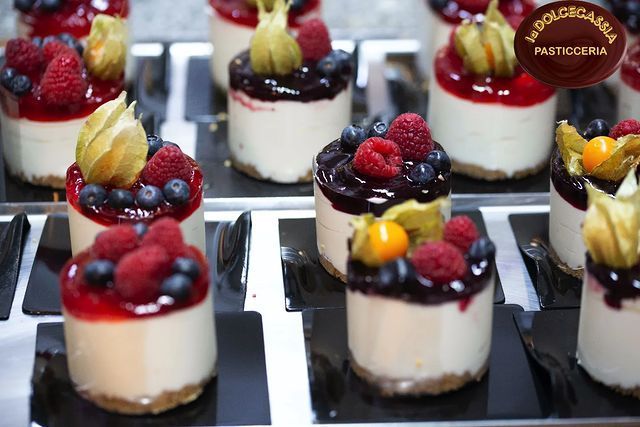 SEMIFREDDI CON SOPRA GLASSA E FRUTTA