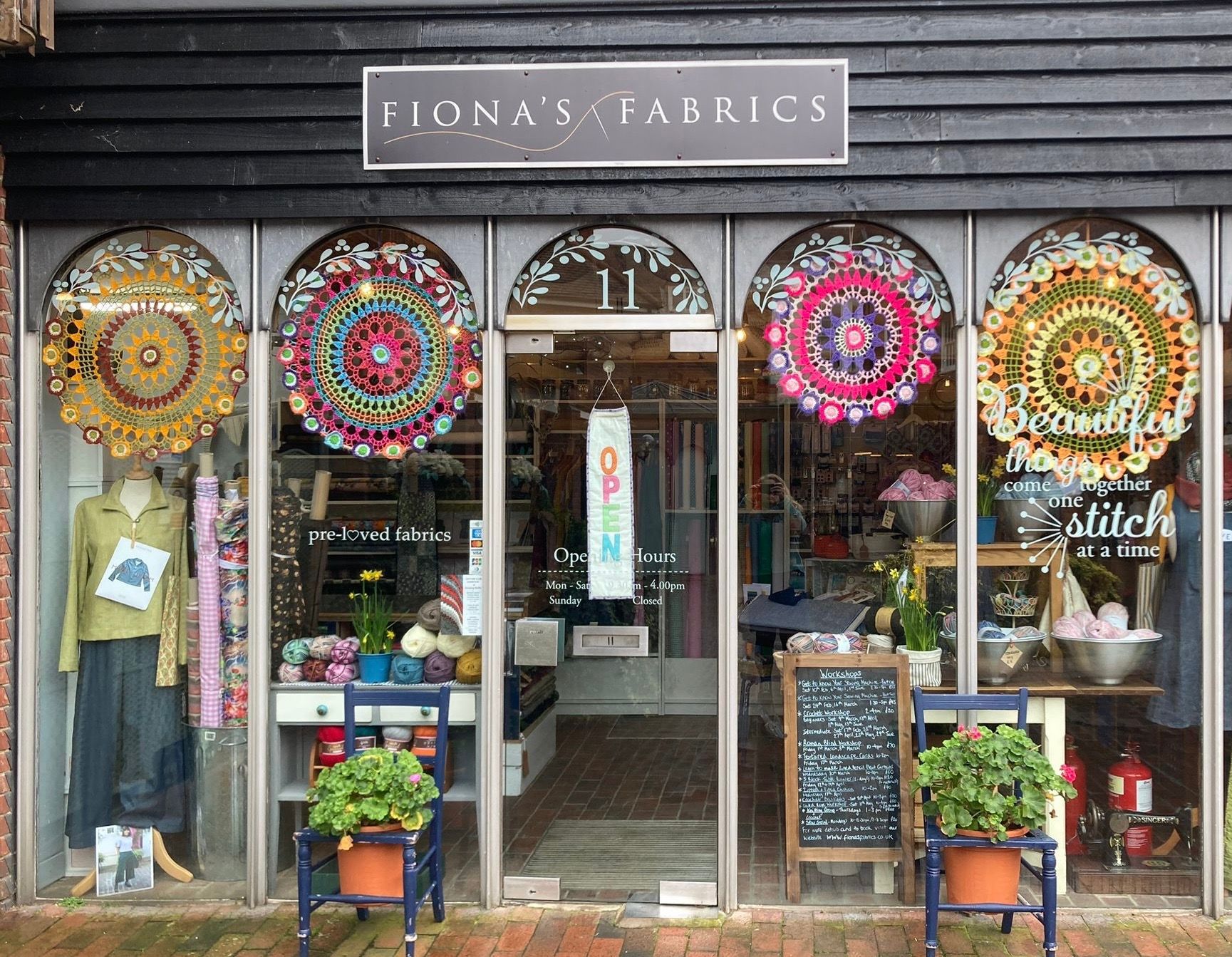 A store front with a sign that says fiona 's fabrics