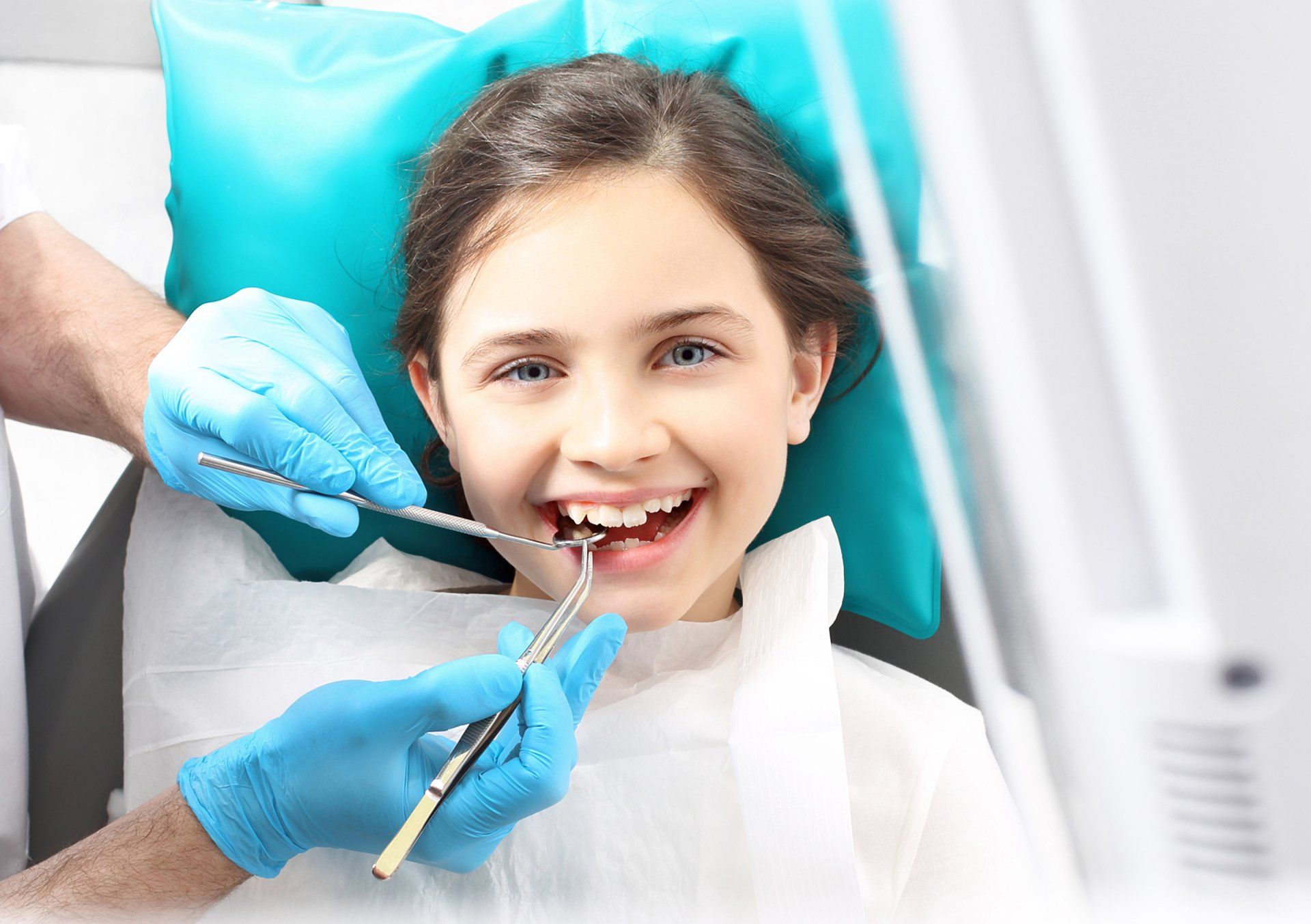 Un bambino che sorride durante una visita dal dentista