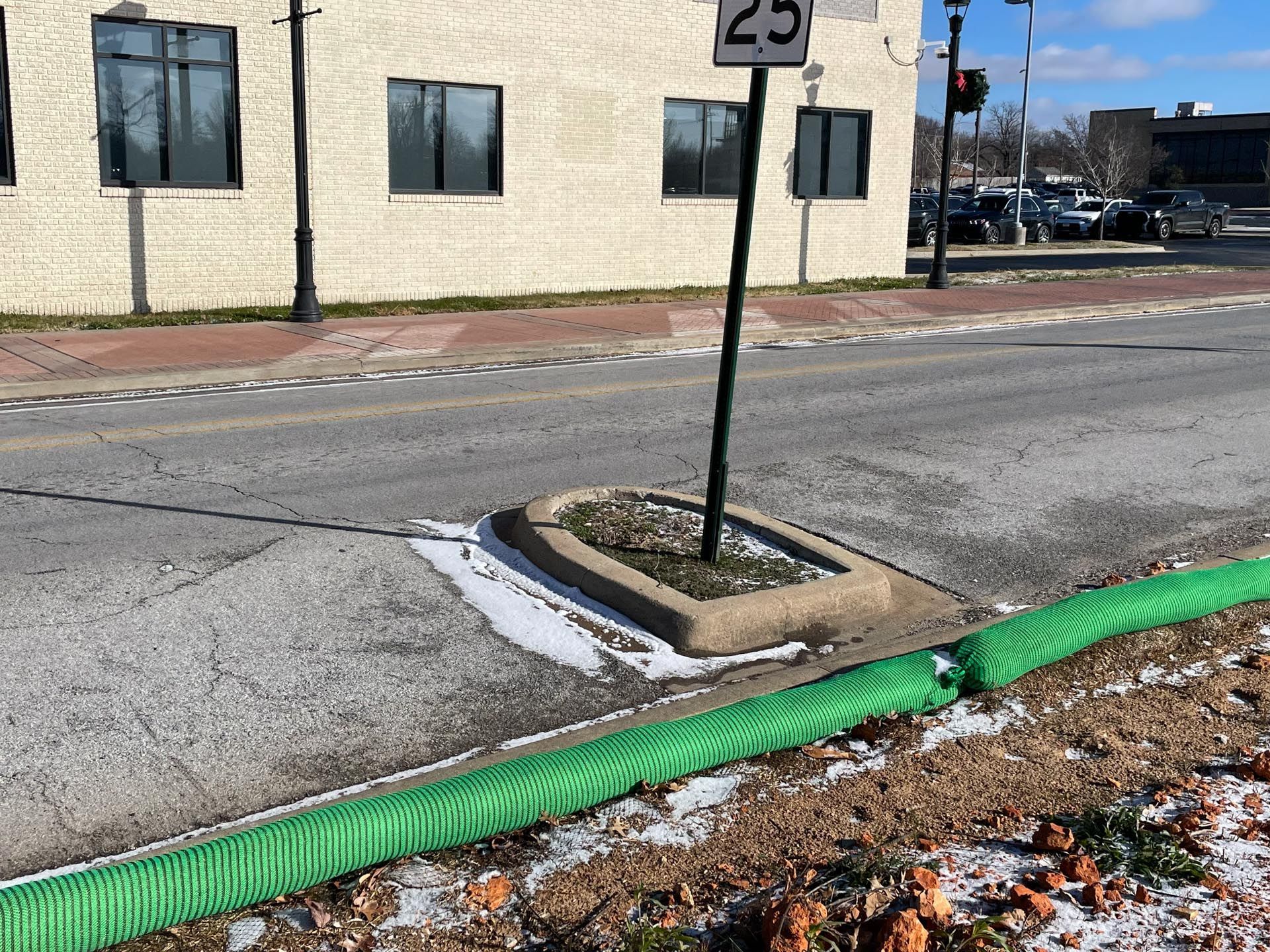 A street with a sign that says 25 on it
