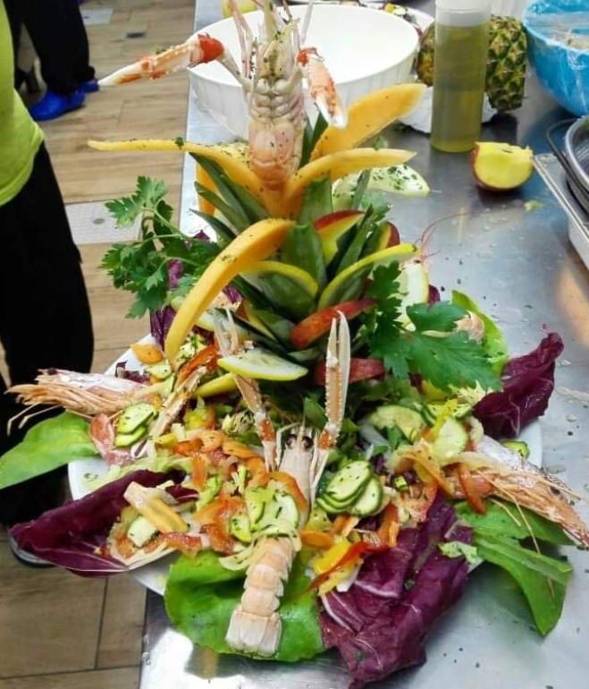 piatto con decorazione di verdura