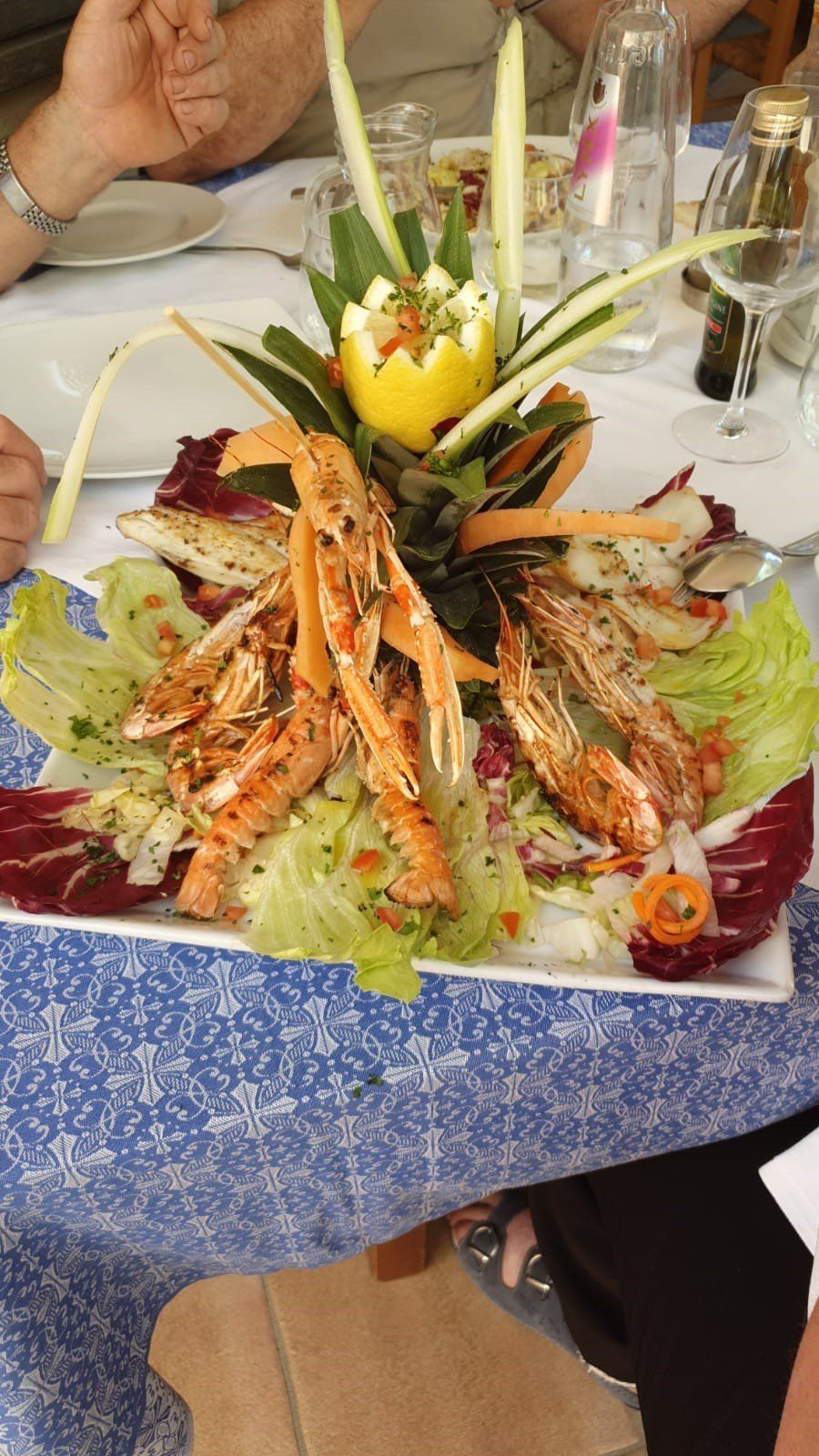 gamberi su letto di lattuga