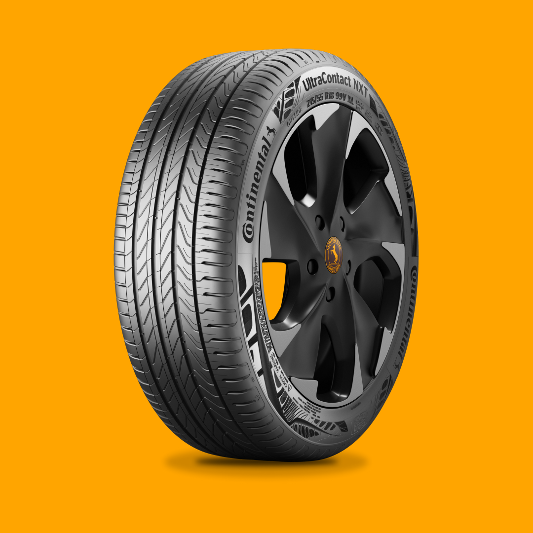 Pneu Continental montado em aro preto, sobre fundo laranja.