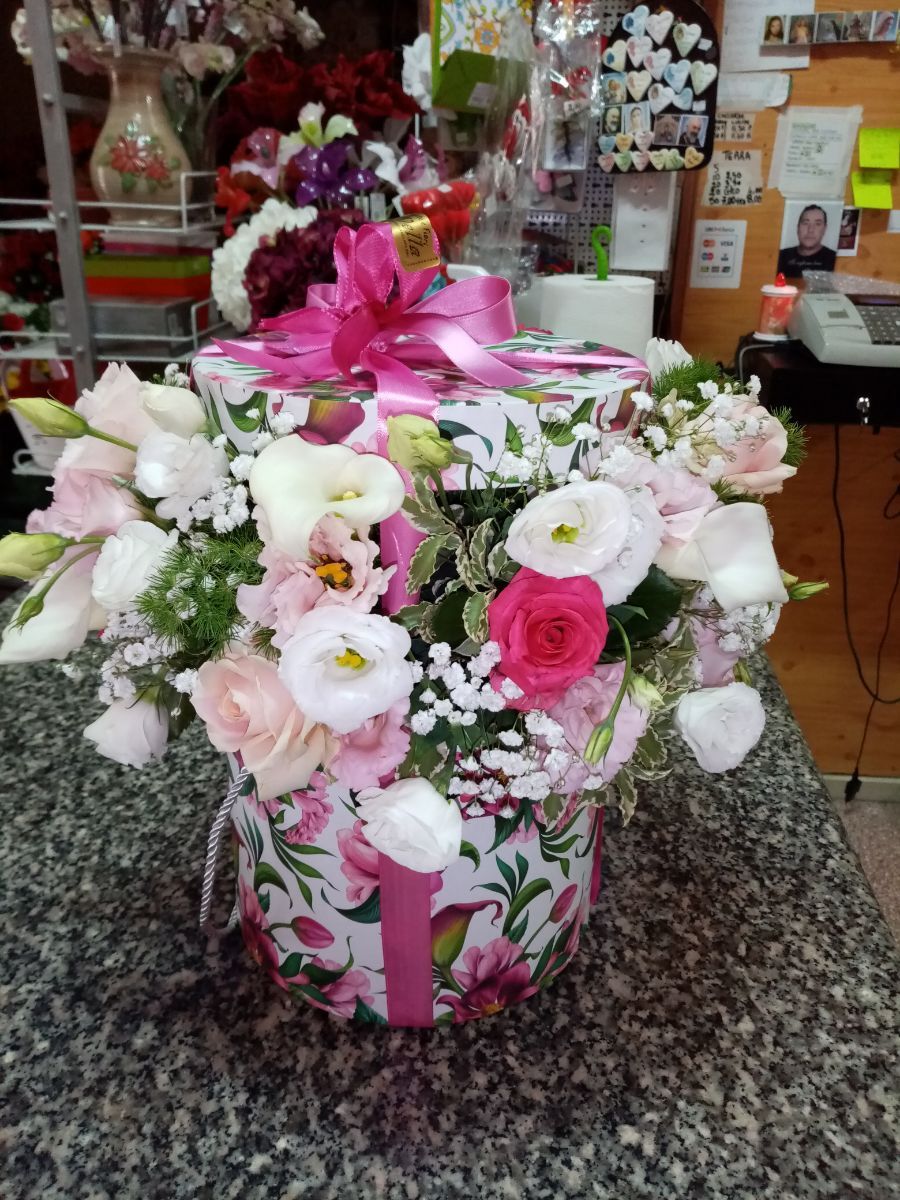 Mazzo di fiori bianchi e rosa