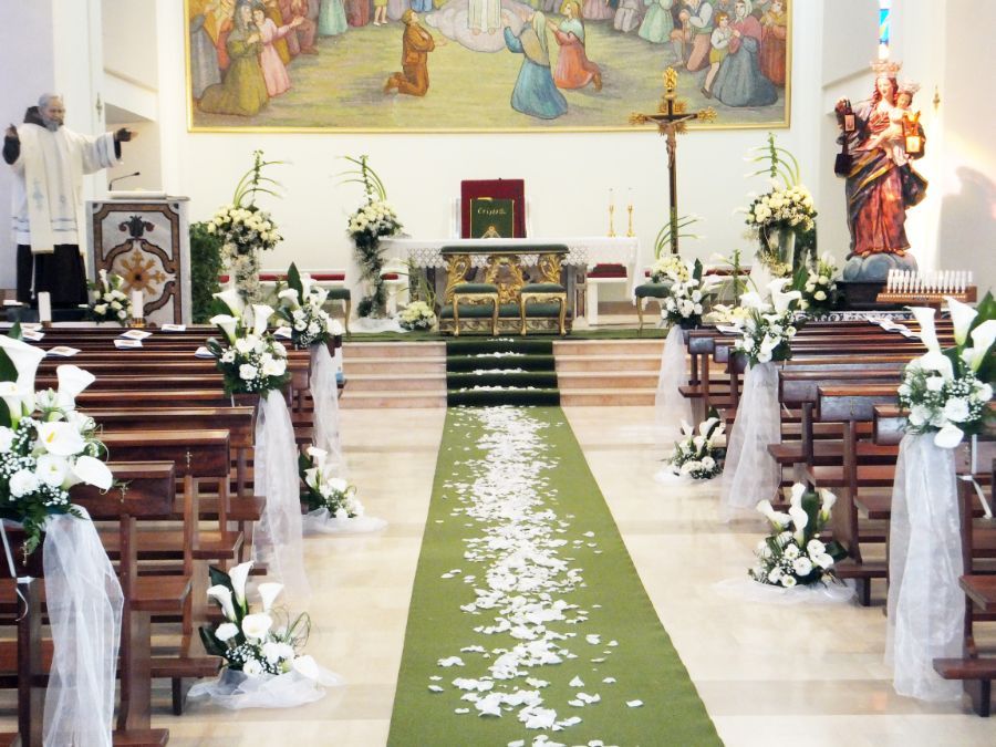 Chiesa decorata per nozze