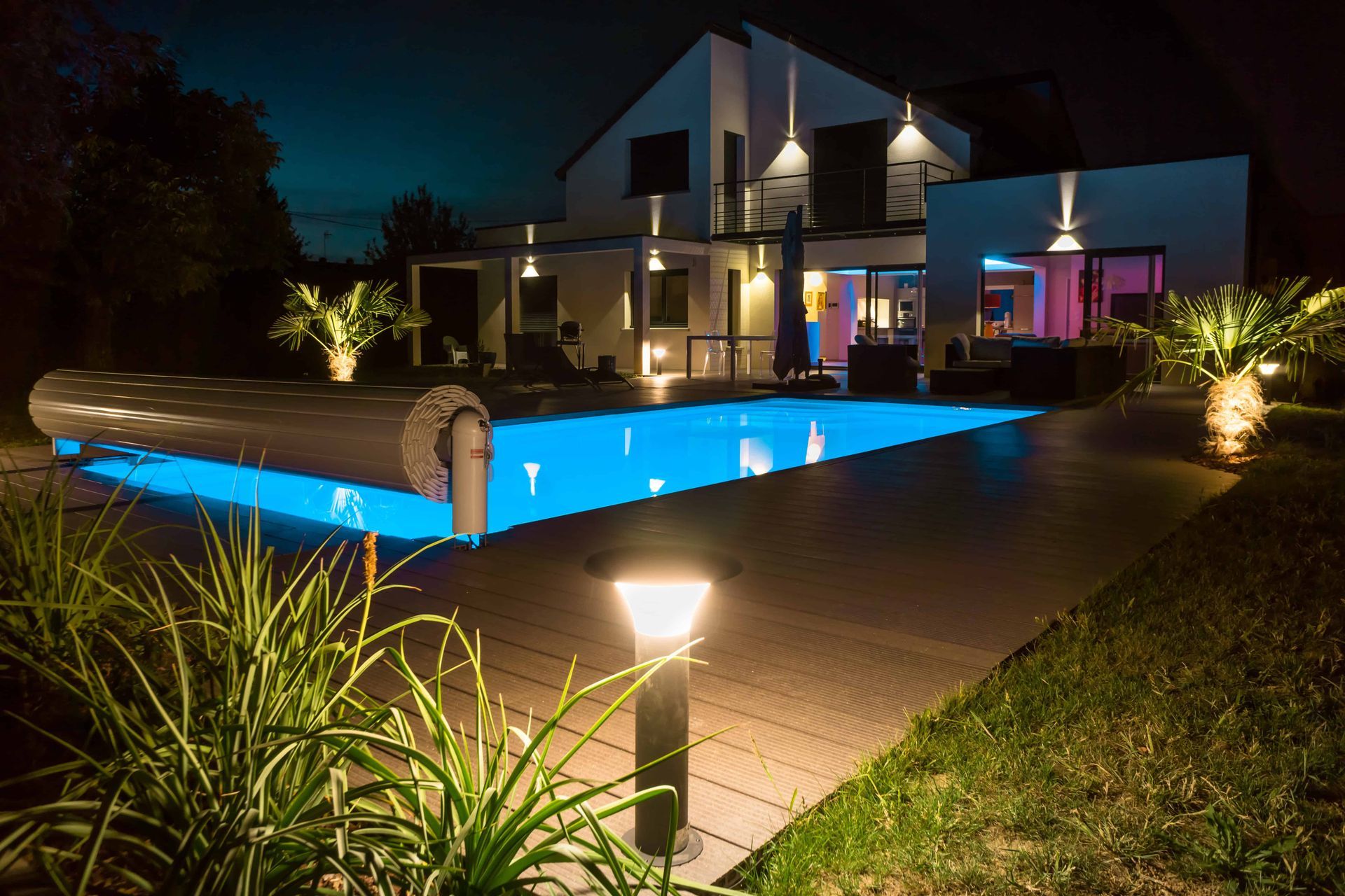 Pool lighting display in back of house by the pool