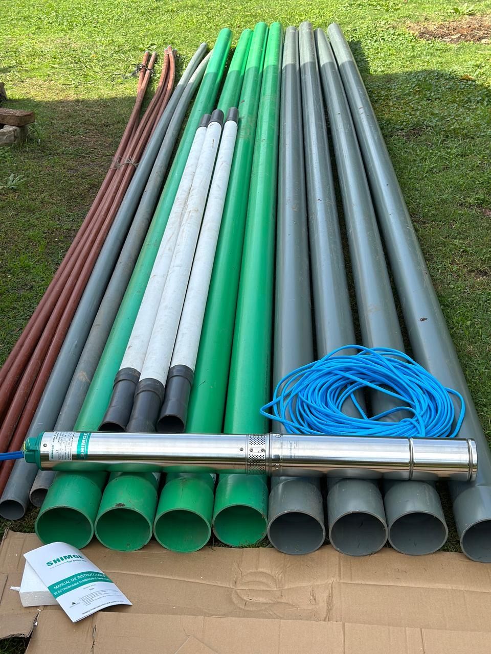 Un montón de tubos están apilados uno encima del otro en una caja de cartón.