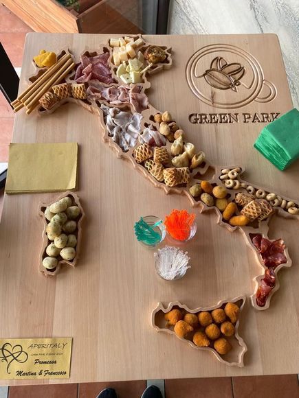 Un disegno di una donna con una corona in testa